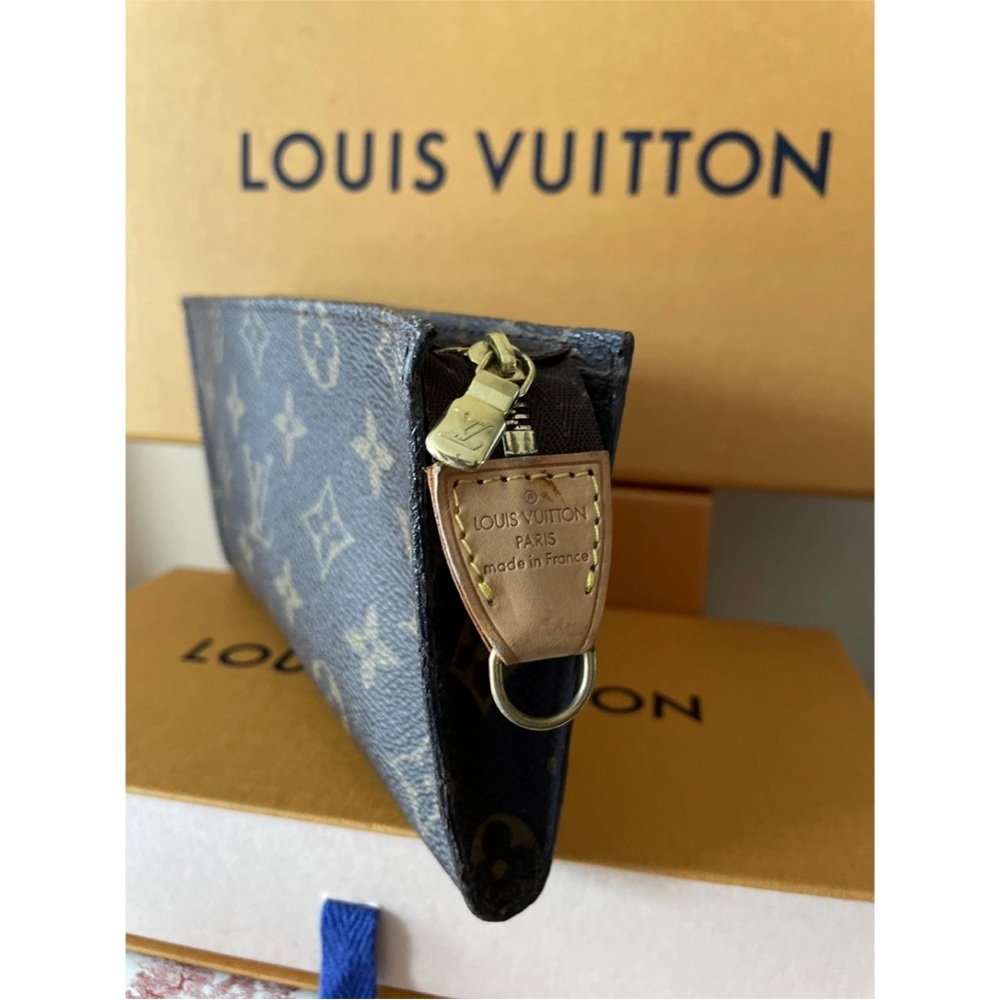 LOUIS VUITTON Pochette Accessoire monogram crossbody - Picture 2 of 8